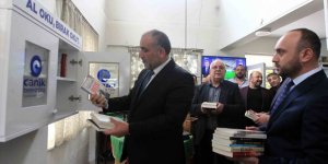 Canik'te dolmuş duraklarına mini kütüphane