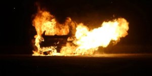 Polisten kaçarken kaldırıma çarpan otomobil alev alev yandı: 1 yaralı