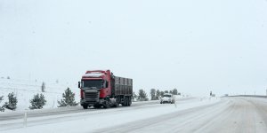 Kar yağışı ulaşımda aksamalara yol açıyor