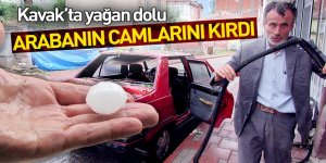 Kavak'ta yağan dolu arabanın camlarını kırdı