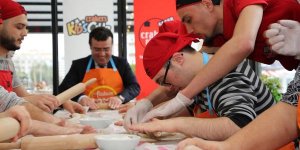 Melek yüzlüler pizza yapmayı öğrendi