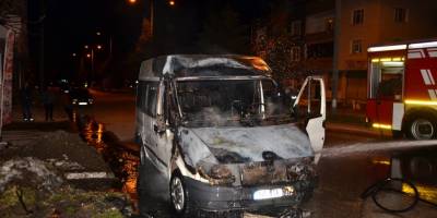 Park halindeki minibüs yandı