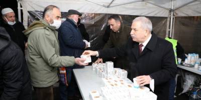 Başkan Demirtaş Büyük Camii'nde kandil simidi dağıtarak kandil kutladı
