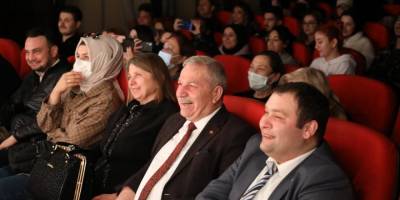 Başkan Demirtaş: "Tiyatro sahne ile insanları bir araya getiren güçtür"