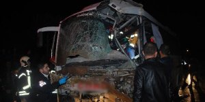 Yolcu otobüsü harfiyat kamyonuyla çarpıştı: 27 yaralı