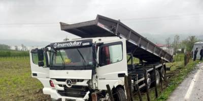 Samsun’da kamyonla hafif ticari araç çarpıştı: 1’i ağır 3 yaralı