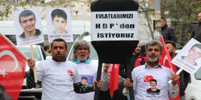 Evlat nöbeti tutan babalar HDP Genel Merkezi'ne siyah çelenk bıraktı