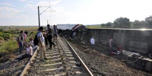 Yolcu treninin 6 vagonu devrildi: Ölü ve yaralılar var