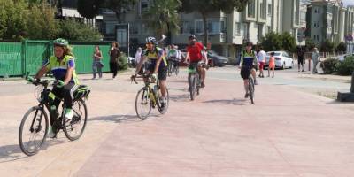 Engelleri aşmak için görme engellilerle beraber pedal çeviriyorlar