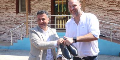 15 bin euroluk akülü araç bağışladı, 80 adet daha akülü araç sözü verdi