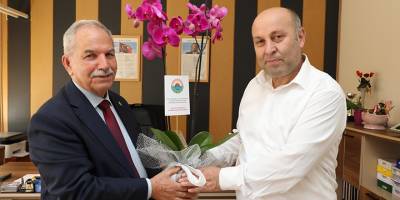 BAŞKAN DEMİRTAŞ 104 ÇİÇEKLE YENİ EĞİTİM ÖĞRETİM YILINI KUTLADI