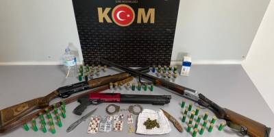 Samsun'da polis silah, kelepçe ve uyuşturucu ele geçirdi: 2 gözaltı - samsun haber