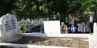 İLKADIM'DA AŞIK KEMALİ BÜLBÜL VEFATININ 10’UNCU YILINDA KABRİ BAŞINDA DUALARLA ANILDI