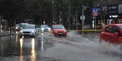 İzmir’i sağanak vurdu