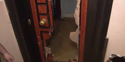 Ev sahibi kiracısının kapısını balyozla kırdı