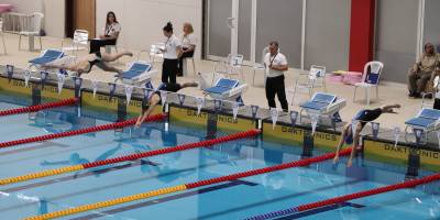  Yüzme sporcuları ısınmaya geç girdi! Veliler tepki gösterdi