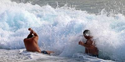 İsveçli turistler dev dalgalara kafa tuttu