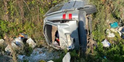 Samsun'da lastiği patlayan araç şarampole yuvarlandı: 3 yaralı