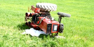 Devrilen traktörün sürücüsü öldü