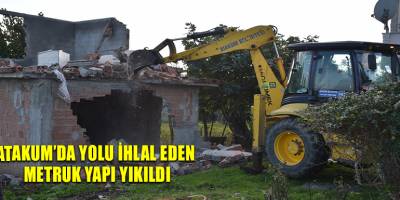 Atakum’da yolu ihlal eden  metruk yapı yıkıldı
