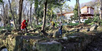 SEYYİD KUTBİDDİN MEZARLIĞI’NDA KURTARMA KAZISI VE ÇEVRE  DÜZENLEME ÇALIŞMALARI SÜRÜYOR