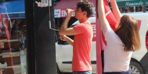 Zabıta bayrak asmayan esnafları tek tek uyardı 