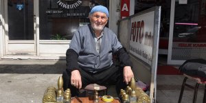 35 yıldır aynı yerde ayakkabı boyacılığı yapıyor