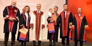 Akademisyenler belgelerini çocukları ile aldı