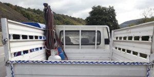 İşçi önlüğü giyip demir korkulukları çaldılar