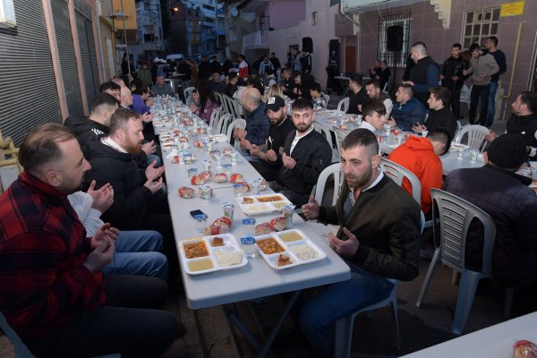 ceditli-gencler-iftar-sofrasinda-bulustu1.jpeg