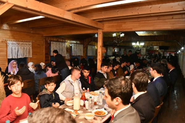 genclik-merkezini-gezdi-genclerle-iftar-yapti4.jpeg