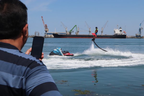 samsunda-flyboard-gosterisi-nefes-kesti-samsun-haber3.jpg