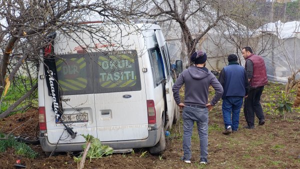 samsunda-freni-tutmayan-okul-servisi-tarlaya-girdi-5-ogrenci-yarali4.jpg