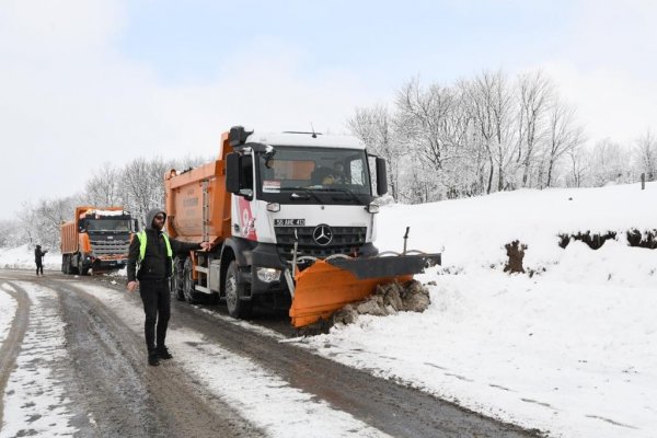 samsunda-karla-kapanan-binlerce-kilometre-yol-acildi-samsun-haber5-001.jpg