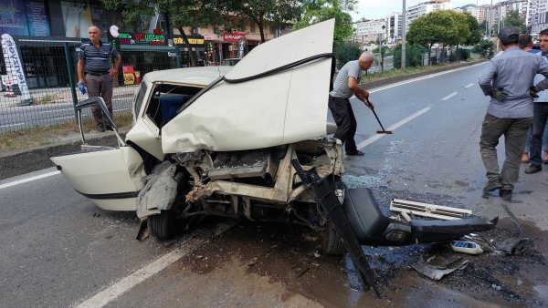 samsunda-parcalanan-otomobilden-sag-cikti-samsun-haber2.jpg