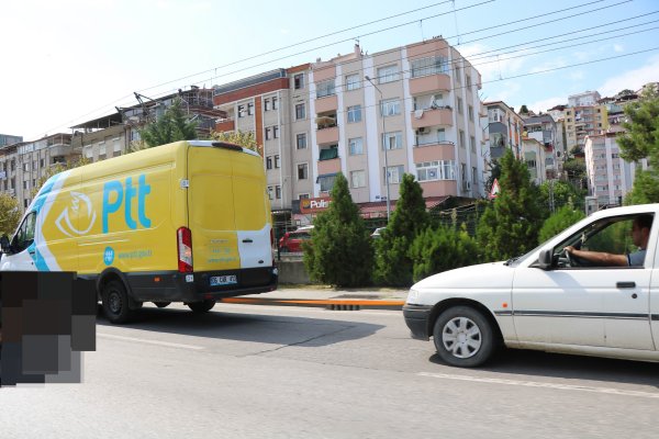 samsunda-pttye-ait-minibusun-ana-yolda-halatla-otomobil-cekmesi-saskinliga-yol-acti-1.jpg