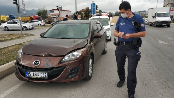 samsunda-saglik-sorunlari-nedeniyle-hastaneye-tedaviye-giden-genc-kadin-hastaneye-100-metre-kalan-icinde-bulundugu-otomobilin-bir-baska-otomobil-ile-carpismasi-sonucu-yaralandi-2.jpg