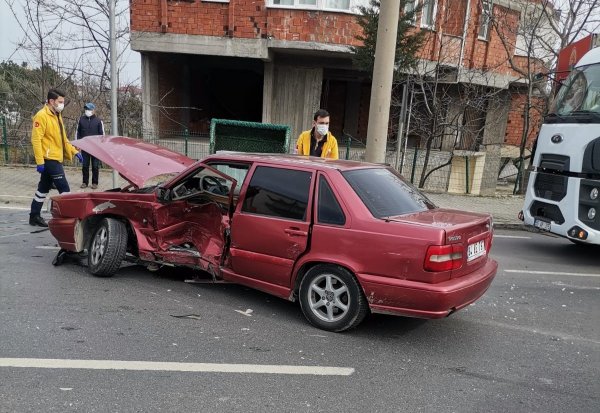 samsundaki-trafik-kazasi-biri-polis-iki-kisi-yaralandi-samsun-haber4.jpg