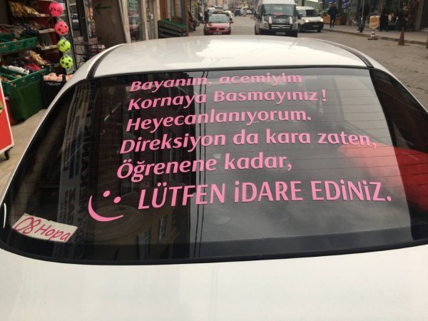 surucu-adayi-esi-icin-arabasinin-arkasina-yazdigi-yazi-gorenleri-gulduruyor.jpg