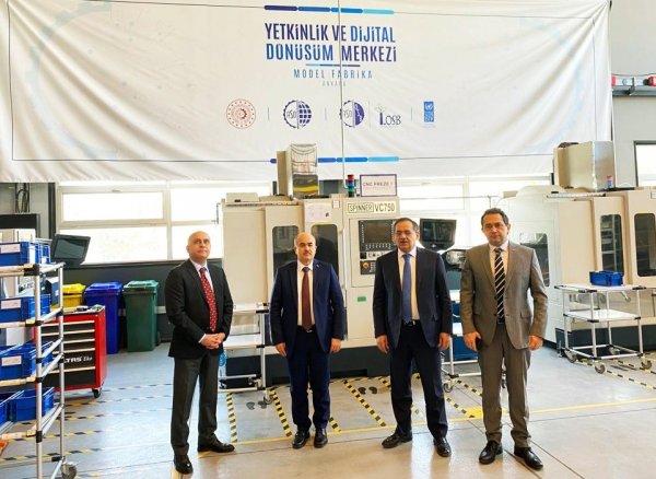 vali-dagli-ve-baskan-demir-model-fabrikayi-inceledi-samsun-haber2.jpg