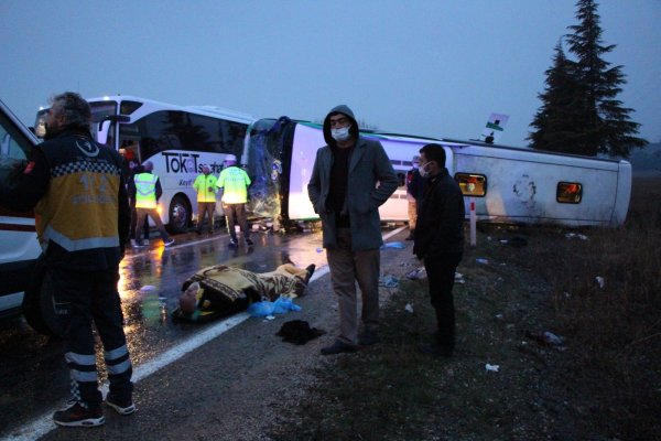 yolcu-otobusu-devrildi-2-olu-24-yarali.jpg